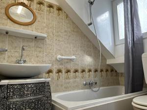 a bathroom with a sink and a bath tub at Zolderstudio dichtbij Goffert met eigen badkamer en WC, eigen keuken, eigen ingang in Nijmegen +6 photos
