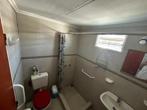 ein kleines Bad mit WC und Waschbecken in der Unterkunft Portal Rey Salomon in Capilla del Monte