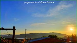 vistas a la puesta de sol sobre las montañas en Habitación Nueva en Darien (Lago Calima) / New Room in Darien (Calima Lake), en Darién