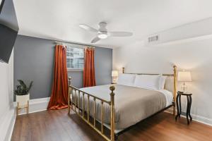 um quarto com uma cama e cortinas cor de laranja em Garden District 3BD 2BA Parking Stylish & Unique em Nova Orleans