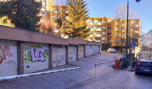 un parcheggio con graffiti sul lato di un edificio di Cosy single room with balcony in top location a Sarajevo