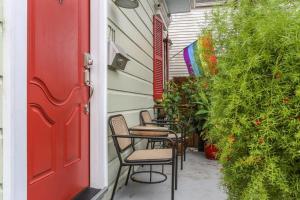 patio con sedie e porta rossa di Lil Red Door Perfect 1BD in Bywater with Courtyard a New Orleans