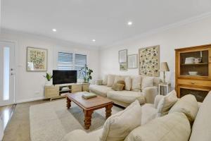 オレンジにあるWarrendine Bliss - Cosy Couples Retreat, CBDのソファとテレビのあるリビングルーム