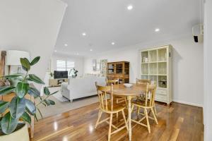 オレンジにあるWarrendine Bliss - Cosy Couples Retreat, CBDのテーブルと椅子のあるダイニングルームとリビングルーム