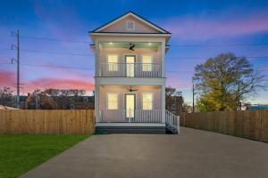 ニューオーリンズにあるLuxury 4BD with Pool and off street parkingの庭の柵付白家
