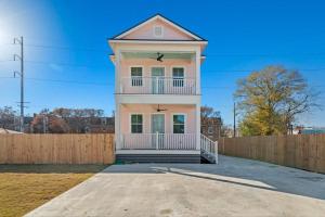 una gran casa blanca con una valla en Luxury 4BD with Pool and off street parking en Nueva Orleans