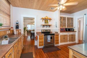 La cuisine est équipée de placards en bois et d'un four avec plaques de cuisson. dans l'établissement The Nelson House Unbeatable Location, à La Nouvelle-Orléans