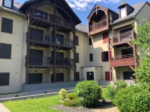 zewnętrzny widok na budynek apartamentowy z balkonem w obiekcie T4 Saint Lary w mieście Saint-Lary-Soulan