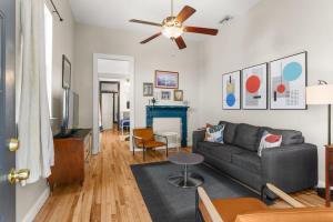 uma sala de estar com um sofá e uma ventoinha de tecto em Gorgeous backyard Pool 2BD Midcity Retreat em Nova Orleans