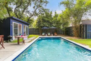 uma piscina num quintal com uma casa em Gorgeous backyard Pool 2BD Midcity Retreat em Nova Orleans