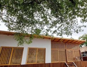 a white house with a wooden fence at Casa Mari - ilha de Algodoal in Algodoal