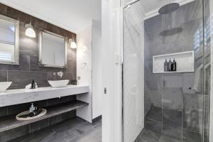 Ένα μπάνιο στο Towac Cabin 3- Hamptons Luxury, Breathtaking Views +22 φωτογραφίες