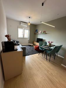 una sala de estar con una mesa y un sofá en Urban Charm Apt With Jacuzzi, en Tirana 15 fotos más