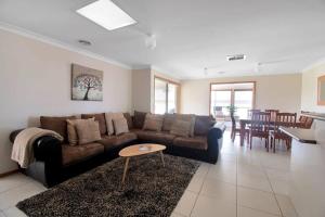 sala de estar con sofá y mesa en Country Views - Firepit, Ideal Family Retreat, en North Wagga