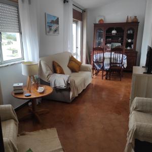 a living room with a couch and a table at Casa Furt@do in Burgau