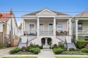 Casa blanca con porche y columnas en Unbeatable 2BD Bayou Luxury STEPS TO JAZZ FEST, en Nueva Orleans