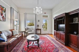 Una sala de estar con un sofá y un televisor. en Unbeatable 2BD Bayou Luxury STEPS TO JAZZ FEST, en Nueva Orleans