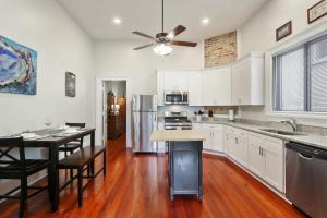 cocina con armarios blancos y ventilador de techo en Unbeatable 2BD Bayou Luxury STEPS TO JAZZ FEST, en Nueva Orleans