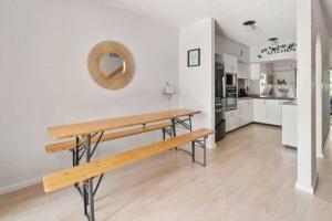 Kuchyň nebo kuchyňský kout v ubytování Luxury by the Lagoon - Water Views, 3 Mins to CBD