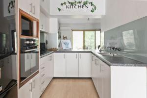 Kuchyň nebo kuchyňský kout v ubytování Luxury by the Lagoon - Water Views, 3 Mins to CBD