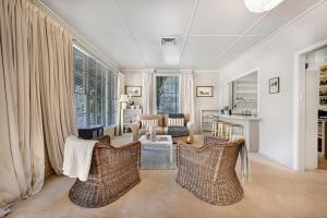 奧蘭治的住宿－The Garden Flat - Mayfield Vineyard Orange，客厅配有藤椅和沙发