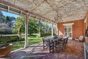 奧蘭治的住宿－The Garden Flat - Mayfield Vineyard Orange，天井配有桌椅。