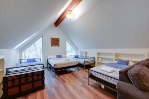 a attic room with two beds and a couch at Mudge Ranch Retreat near Bass Lake with EV Charger in Coarsegold