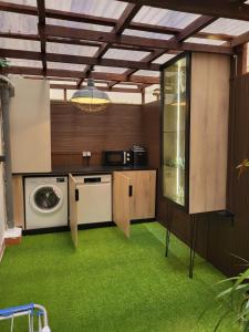 a laundry room with a washer and a washing machine at CASA MADRID 2 minutos a la playa in Cullera