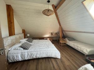 1 dormitorio con 1 cama y 1 sofá en el ático en T4 Saint Lary, en Saint-Lary-Soulan