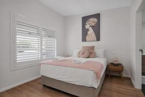 Voodi või voodid majutusasutuse The Elm Apartments - The Pink Room toas