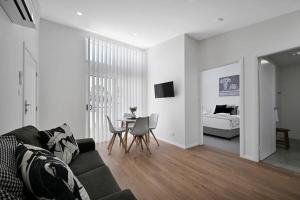 The Elm Apartments - The Black & White Room tesisinde bir oturma alanı