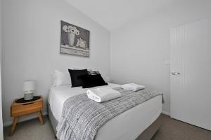 The Elm Apartments - The Black & White Room tesisinde bir odada yatak veya yataklar