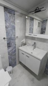 Baño blanco con lavabo y aseo en Hotel Ave Maria, en Selçuk