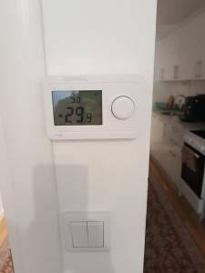 un orologio sul lato di una cucina bianca di Mercy Deluxapartment a Visoko