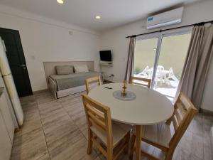 Zimmer mit einem Tisch, Stühlen und einem Bett in der Unterkunft Excelente Departamento con patio in Salta
