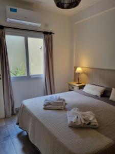 ein Schlafzimmer mit einem Bett mit zwei Handtüchern darauf in der Unterkunft Excelente Departamento con patio in Salta