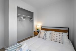 Postel nebo postele na pokoji v ubytování The Hidden Loft I 5-min Walk 2 Beach I DT I 55 TV