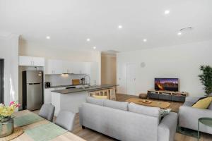 Kuchyň nebo kuchyňský kout v ubytování Crooked Lane Apartment - CBD, Stylish & Central