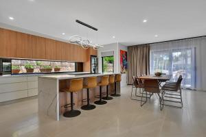 Kuchyň nebo kuchyňský kout v ubytování Grand Stirling - Elite Escape, Unparalleled Luxury + 59 fotografií