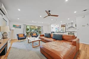 uma sala de estar com um sofá e uma mesa em McIntosh - Grand Family Home, Elegant Entertainer em Orange