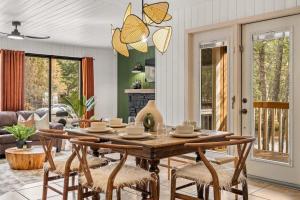 Foto sihtkohas Fairmont Hot Springs asuva majutusasutuse The Sleeping Moose I Fireplace I Pool Table I TV galeriist