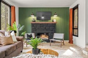 Istumisnurk majutusasutuses The Sleeping Moose I Fireplace I Pool Table I TV