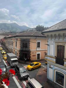 Blick auf eine Straße mit Autos und Gebäuden in der Unterkunft Casa Colonial Quito in Quito