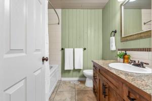 Vannituba majutusasutuses The Sleeping Moose I Fireplace I Pool Table I TV +57 fotot