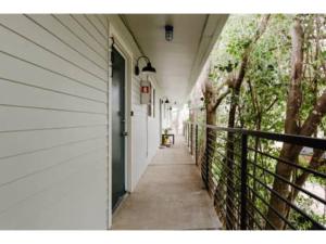 un couloir d'une maison avec une porte et une clôture dans l'établissement Nomad Studio l 12-Min to DT l 5-Min to Domain l TV, à Austin