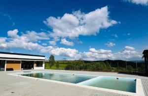una piscina frente a una casa en Review Resort&Spa, en Vadu Crişului