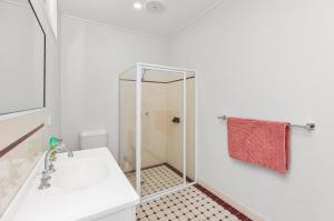 Ένα μπάνιο στο Bedford House - CBD Location, Sleeps 6 +17 φωτογραφίες