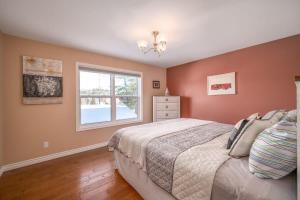een slaapkamer met een bed en een raam bij Point Of View I 55 SmartTV I Riverside I Sleeps 5 in Bancroft