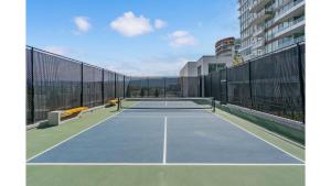 Tennis ja/või seinatennis majutusasutuses The Luna l No Service Fees l Pool l HotTub või selle läheduses