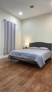 um quarto com uma cama e piso em madeira em luxurious big house em Jersey City